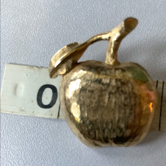 Les Bernard Inc Vintage Goldtone Apple Brooch - Picture 7 of 7